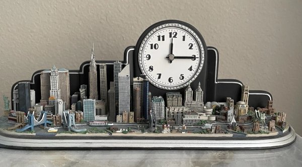 RARE DANBURY MINT NEW YORK CITY SKYLINE CLOCK- EXCELLENT WORKING CONDITION !!