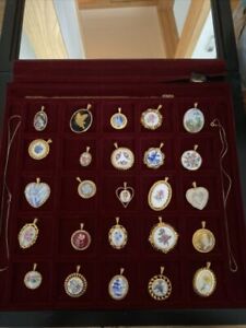 Vintage Danbury Mint 25 Pendants of The Worlds Greatest Porcelain Houses w/Case