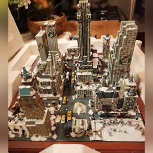 Rare handcrafted Danbury Mint Christmas In New York Sculpture Figurine With Box.