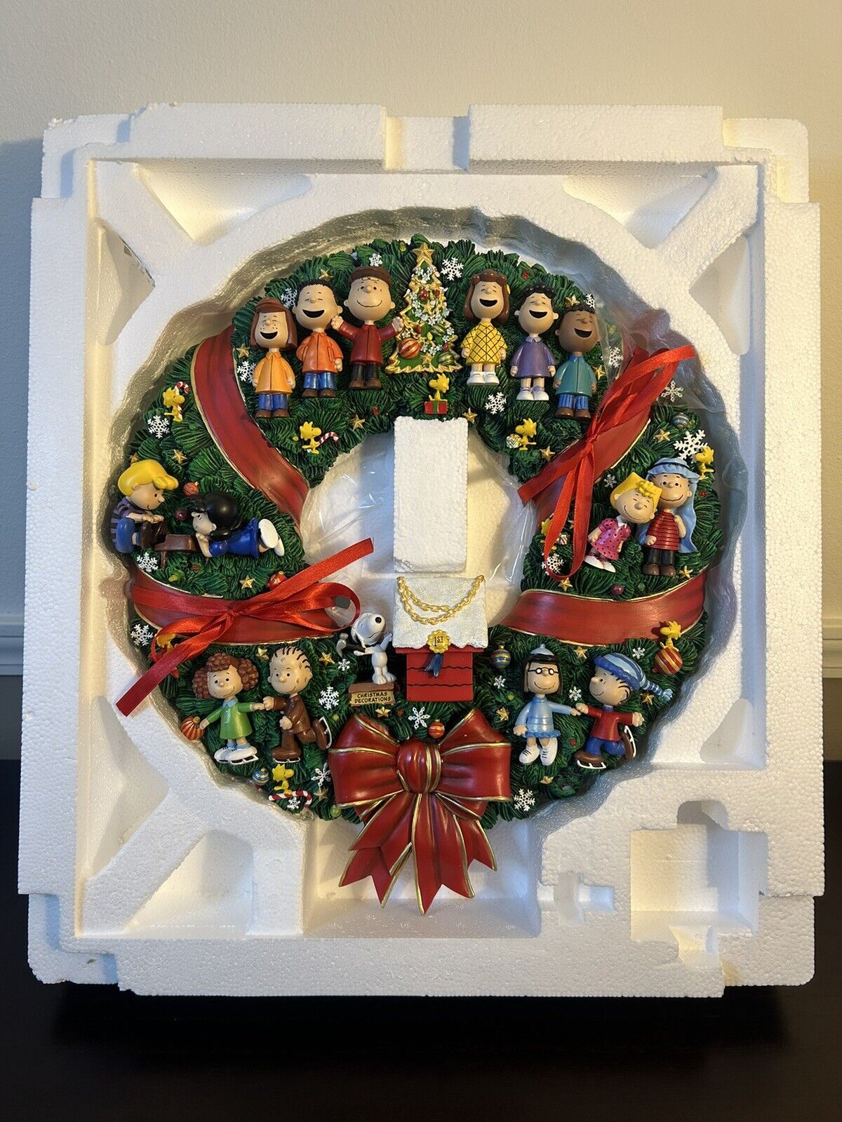 Beautiful Danbury Mint Lighted Christmas Wreath NEW IN BOX Snoopy Charlie Brown