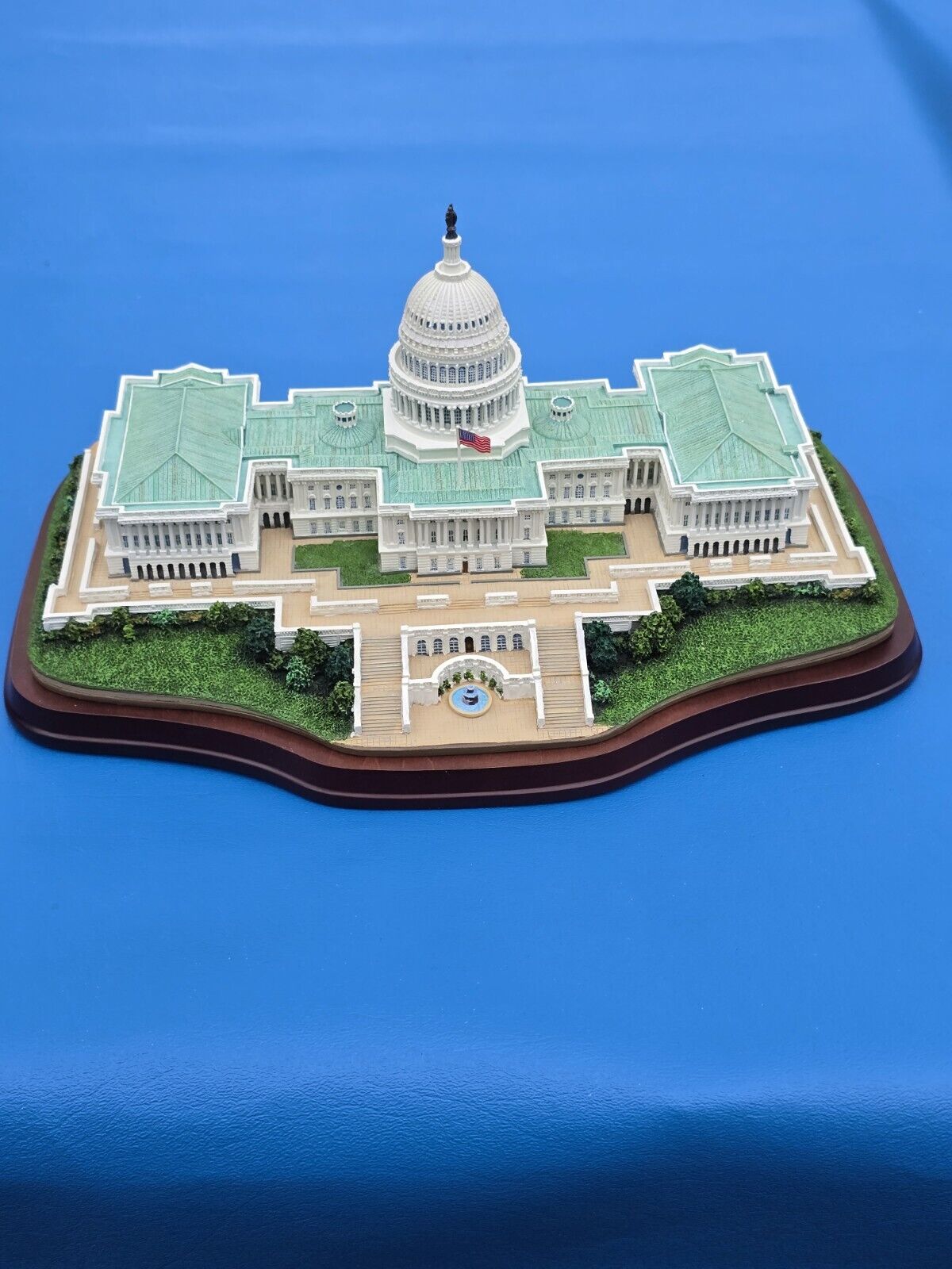 From The Danbury Mint The U.S. Capitol Figurine Washington DC Great Buildings