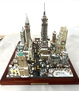 Danbury Mint CHRISTMAS IN NEW YORK Cityscape Diorama ~ Miniature Street Scene