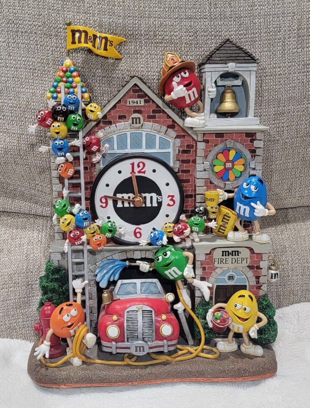 2005 M&M's Danbury Mint Firehouse Wall Clock Firefighter Fire Department RARE