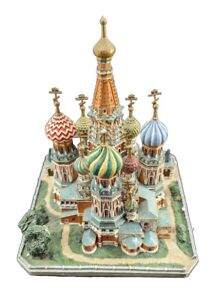 VTG 1995 St. Basil's Cathedral Red Square Moscow Russia Danbury Mint w/ Platform