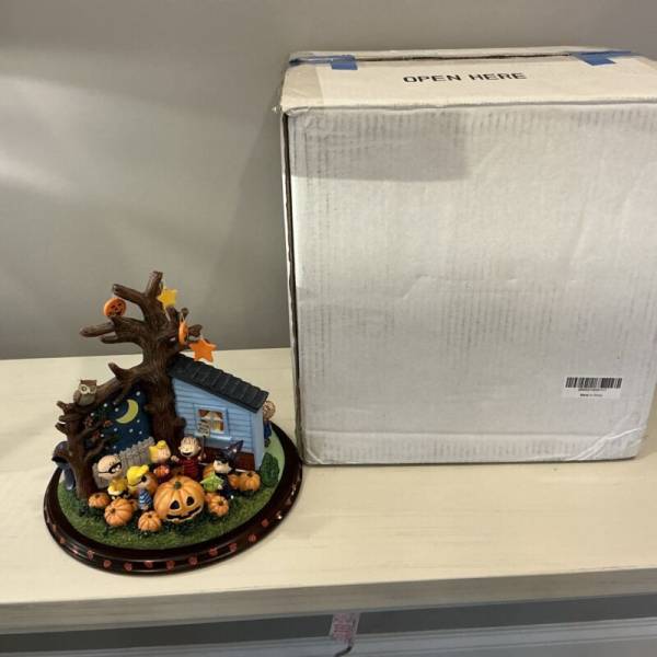 Danbury Mint 2016 Peanuts Halloween Extravaganza Rotating Lazy Susan Sculpture