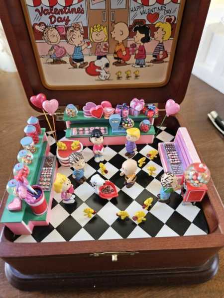 Danbury Mint Peanuts Happy Valentines Day Music Box
