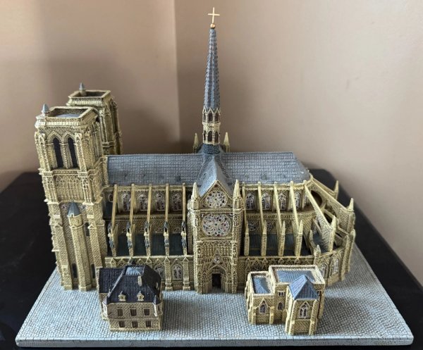 Danbury Mint - Notre Dame Paris Cathedral Catholic Church with COA