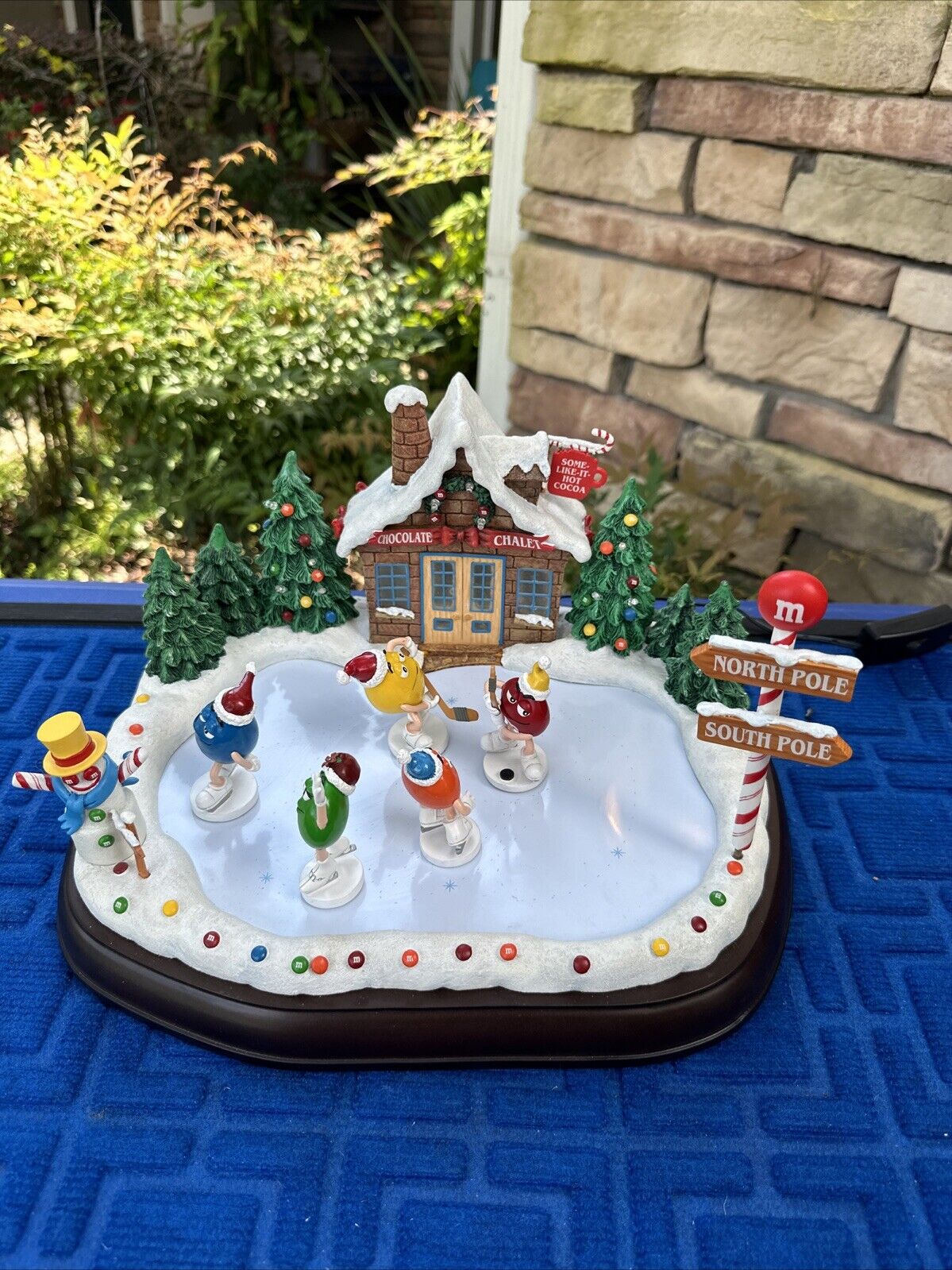 DANBURY MINT M&M CHRISTMAS ON ICE 2007 SKATING FIGURINE LIGHT UP DISPLAY