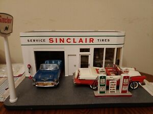 Sinclair Gas Station Danbury Mint 1/24 Diecast Plastic Resin Ceramic w/2 Cars