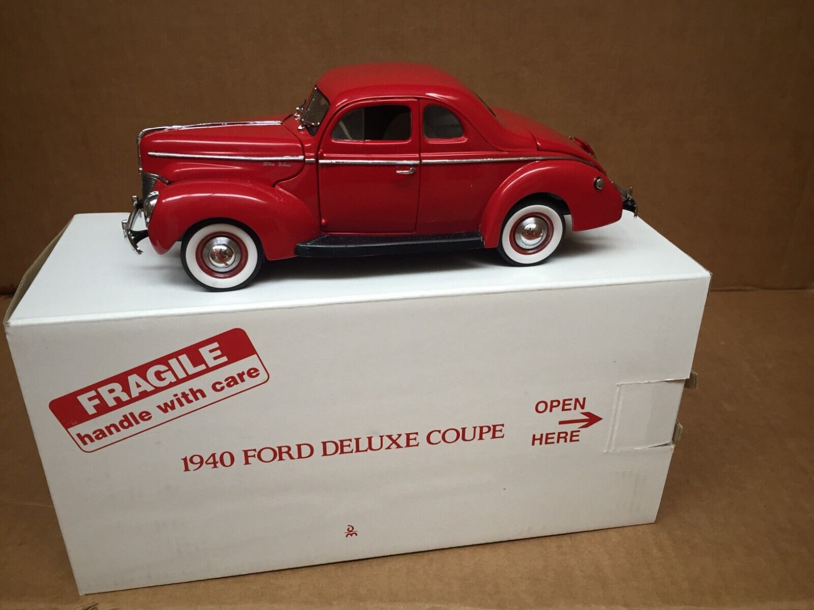 DANBURY MINT 1940 FORD DELUXE 2DR RED COUPE DIECAST CAR 1/24 SCALE -MIB