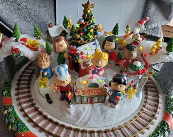 DANBURY MINT PEANUTS CHRISTMAS WONDERLAND WOODSTOCK STATION LIGHTED TRAIN