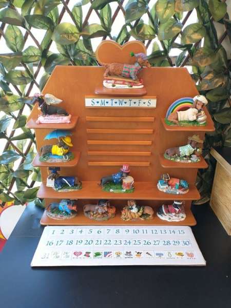 Danbury Mint Dachshund Perpetual Calendar Vintage All 12 Figurines & 1-31 Dates