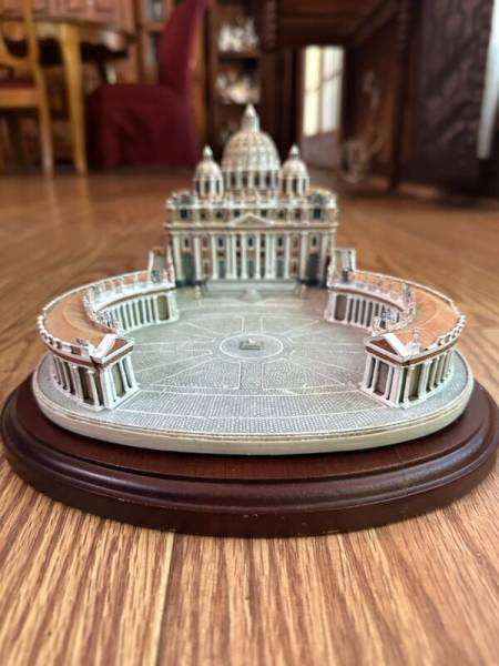 Vintage 1993 Danbury Mint St Peter's Basilica Vatican City WITH DISPLAY STAND