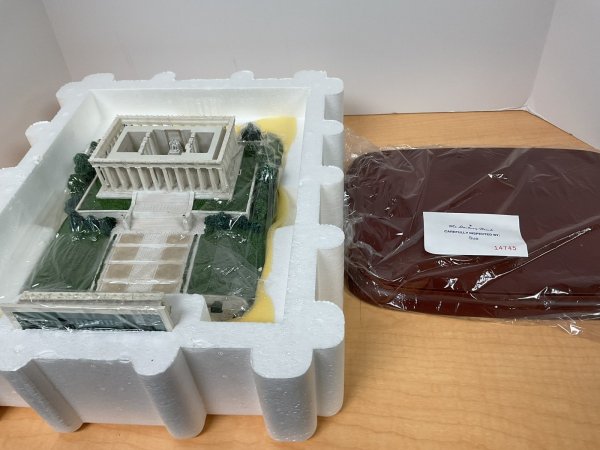 Danbury Mint Lincoln Memorial Replica w/ COA NEW Never displayed Replica