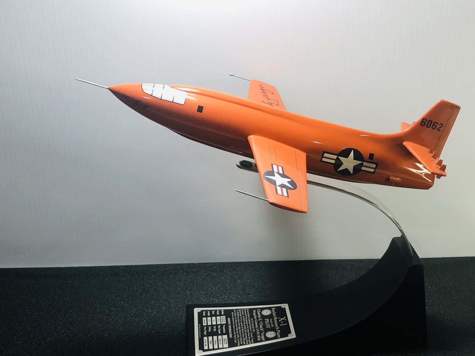 DANBURY MINT CHUCK YEAGER'S X-1 ROCKET RESEARCH PLANE "SIGNED" 1:32 PREOWN READ