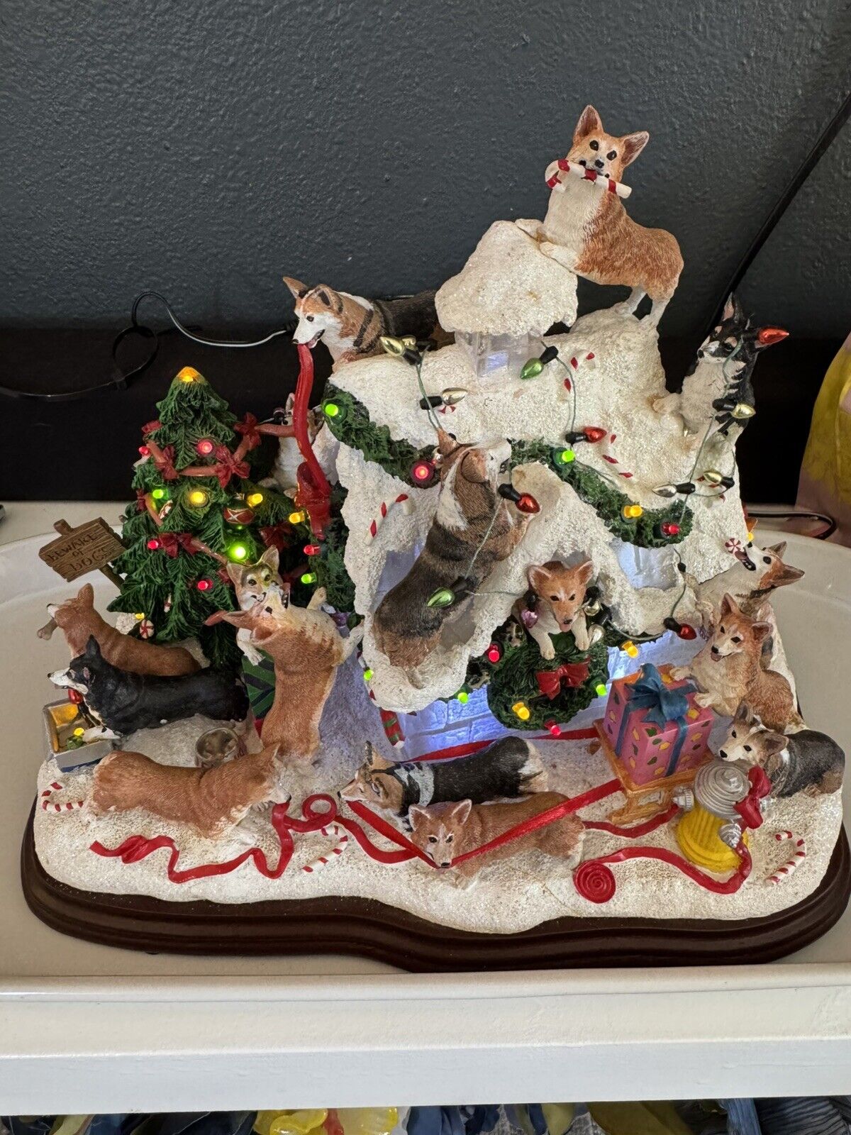 Danbury Mint Corgi Dog Lighted Christmas Doghouse New in Foam Never Used RARE!