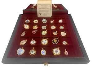 Vintage Danbury Mint 25 Pendants of The Worlds Greatest Porcelain Houses w/Case