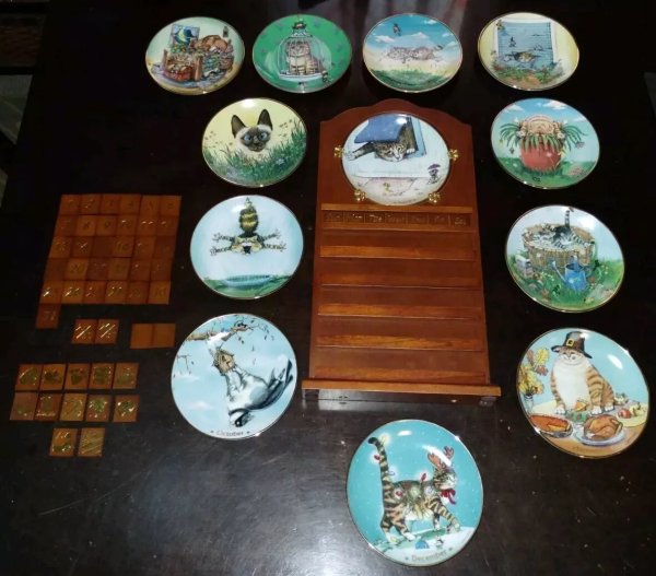 RARE DANBURY MINT THE COMICAL CATS CALENDAR PLATE COLLECTION DISPLAY SET COMPLET