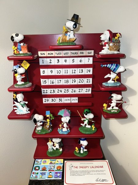 Snoopy Perpetual Calendar & Red Doghouse Display 12 Figures & Tiles Danbury Mint