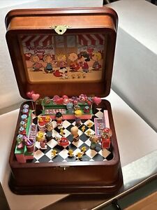 Danbury Mint Happy Valentines Day Peanuts Snoopy Wooden Music Box