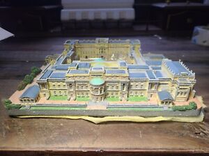 DANBURY MINT BUCKINGHAM PALACE CASTLES OF THE BRITISH MONARCHY STATUE NEW!!