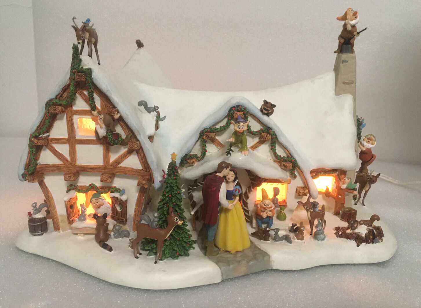 Disney Snow White and the Seven 7 Dwarf Christmas Cottage Village Danbury mint