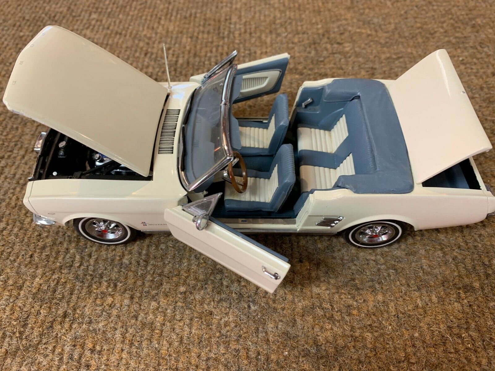 Danbury Mint 1/24 1966 Ford Mustang Convertible White