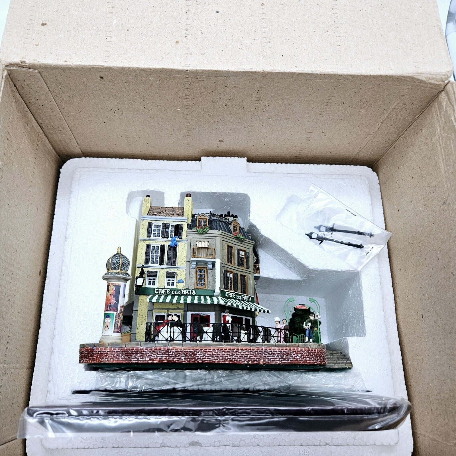 Danbury Mint Romantic Paris Scene 6" Figurine 1995 in Original Box