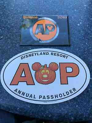 DISNEY PARKS AP ANNUAL PASS HOLDER HALLOWEEN MAGNET AND PIN NEW!