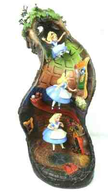 Disney WDCC 4009505 Alice in Wonderland Alice and Dinah: Down the Rabbit Hole 