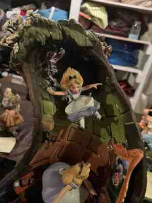 Alice in Wonderland WDCC â??down the rabbit holeâ? Alice and Dinah. (no box/coa)