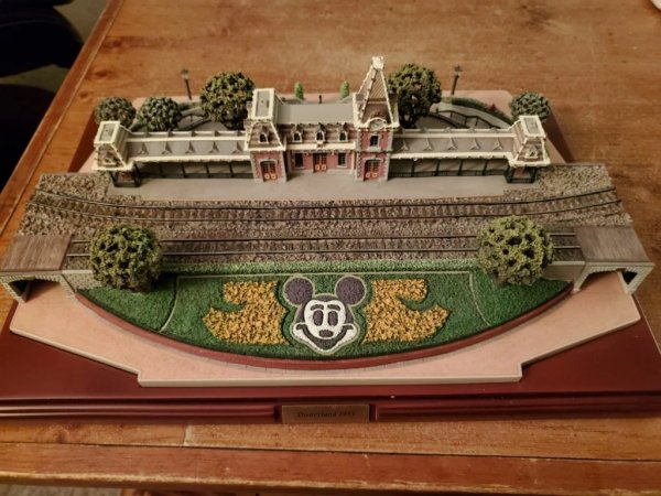 Disney DISNEYLAND MAIN STREET TRAIN STATION Olszewski First Edition