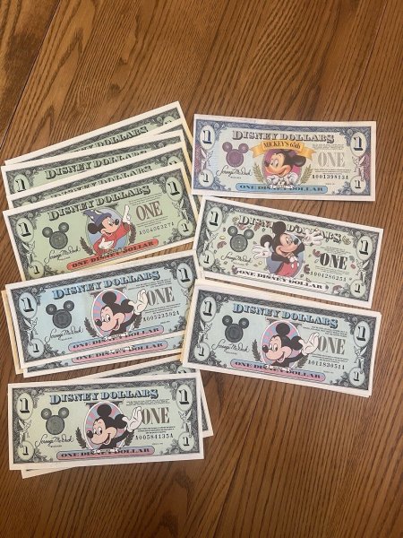 18 Crisp Uncirculated One Disney Dollars With Disneyland Money Holder