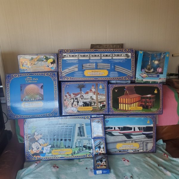 Walt Disney Monorail Collectionp 13 Items Resorts Monorail Ect.