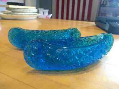 2 VINTAGE BLUE GLASS FENTON DAISY AND BUTTON CANOE DISHES 6