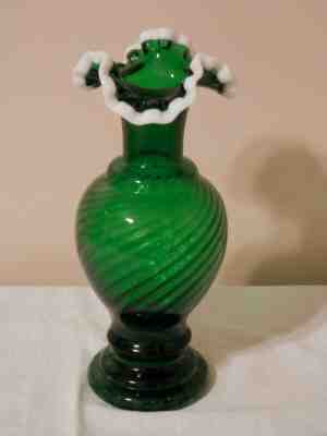 Beautiful Vintage (circa 1951-53) Fenton Emerald Green Snow Crest 9 1/2