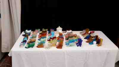 Mixed lot of 93 pieces fenton glass shoes and others (mj26)