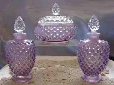 VIOLET WISTERIA OPALESCENT HOBNAIL PERFUME POWDER