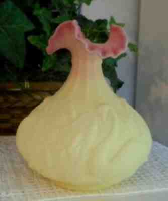 FENTON ART GLASS BURMESE SWAN VASE 1990'S