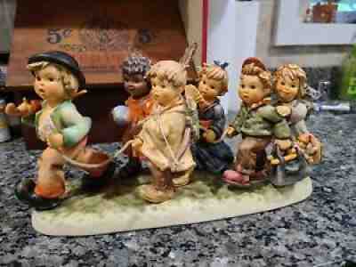 Hummel Goebel Worldwide Wanderers HUM2000 Limited Edition (Approx 16" Long)