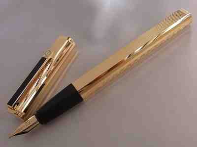 Dunhill Gemline Classic Dress Fountain Pen 18K M Nib Black Line Clip