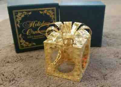 Franklin Mint Holiday Ornament Gold Present Box Dangling Dove 2002 Limited Ed