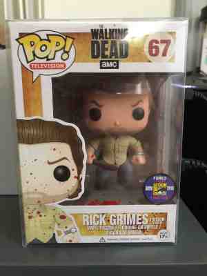 Funko POP! Walking Dead 2013 SDCC Bloody Rick Grimes Prison Yard #67 + Protector