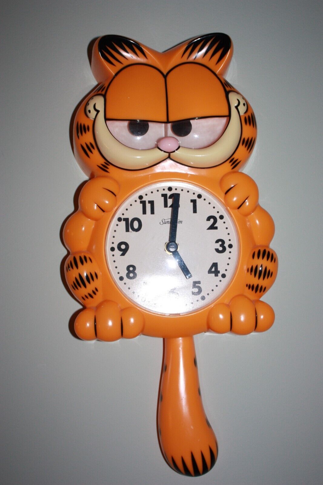 Vintage Garfield Sunbeam Wall Clock w/ Pendulum Tail Moving Eyes WORKS GREAT EUC