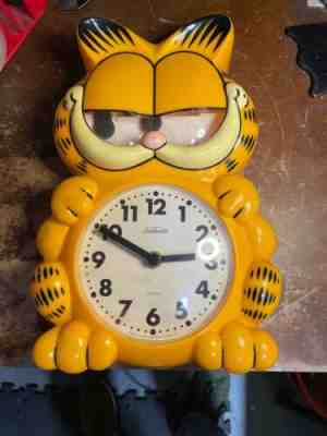 Vintage, 1978 Sunbeam Quartz Garfield Wall Clock (Tail missing) Working Clock