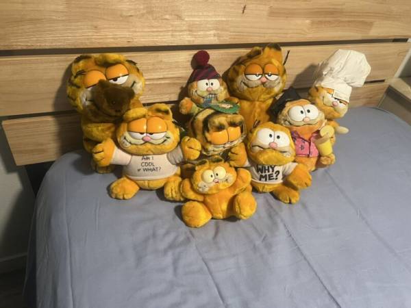 Vintage Lot Of  Garfield & Oddie  Plush, Retirement, Money Bank, Attack Cat Etc