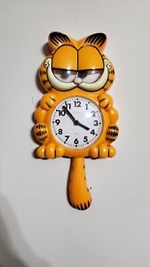 Vintage 1978  GARFIELD Sunbeam Wall Clock With Tail -  Working