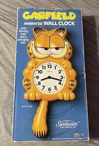 Vintage 1978  GARFIELD Sunbeam Wall Clock With Tail -  Working