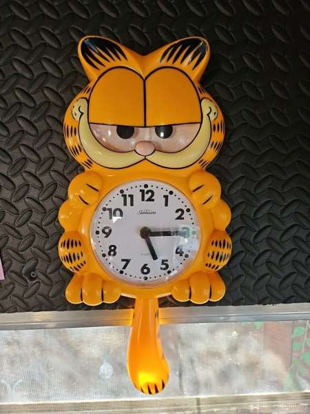 Vtg  1978,1981 GARFIELD Sunbeam Wall Clock - Tested - Accurate Time & Movement