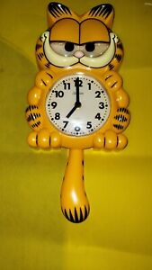 RARE VINTAGE 1978 GARFIELD SUNBEAM HANGING WALL CLOCK . For Parts Only. Not Work